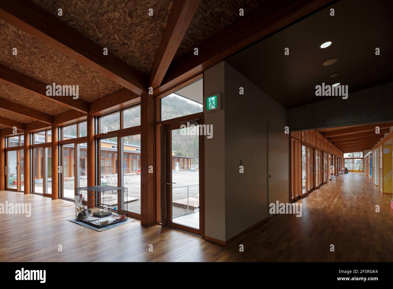 ASILO BUNKO, asilo, vista del corridoio tra lo scalone e il cortile; soffitto realizzato con pannelli OSB Foto Stock