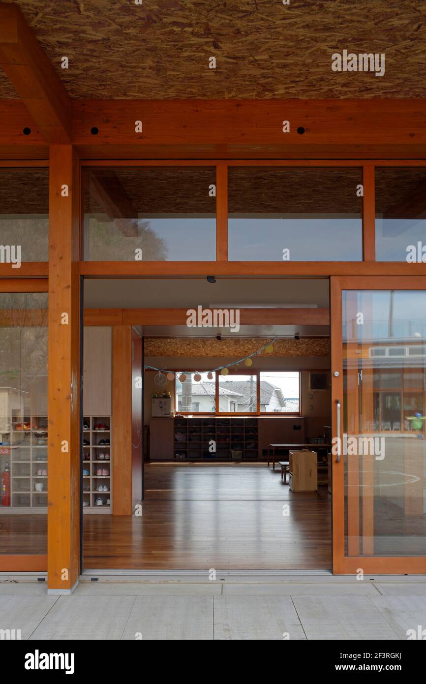 ASILO BUNKO, asilo, vista del corridoio e del vivaio sul retro dall'ingresso al cortile Foto Stock