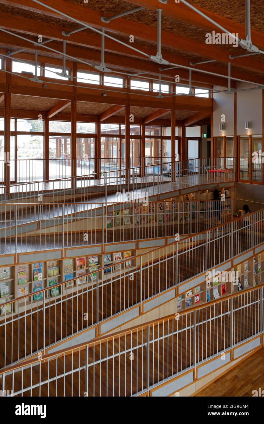 ASILO BUNKO, asilo, vista sul foyer d'ingresso e sul cortile esterno Foto Stock