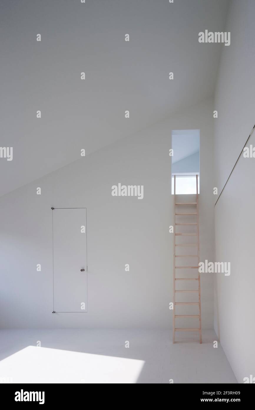 CASA T, Casa Appartamento, interno dell'appartamento C; la scala che conduce al mezzanino. Il punto più alto dal pavimento al soffitto è 4, 300 mm. Foto Stock