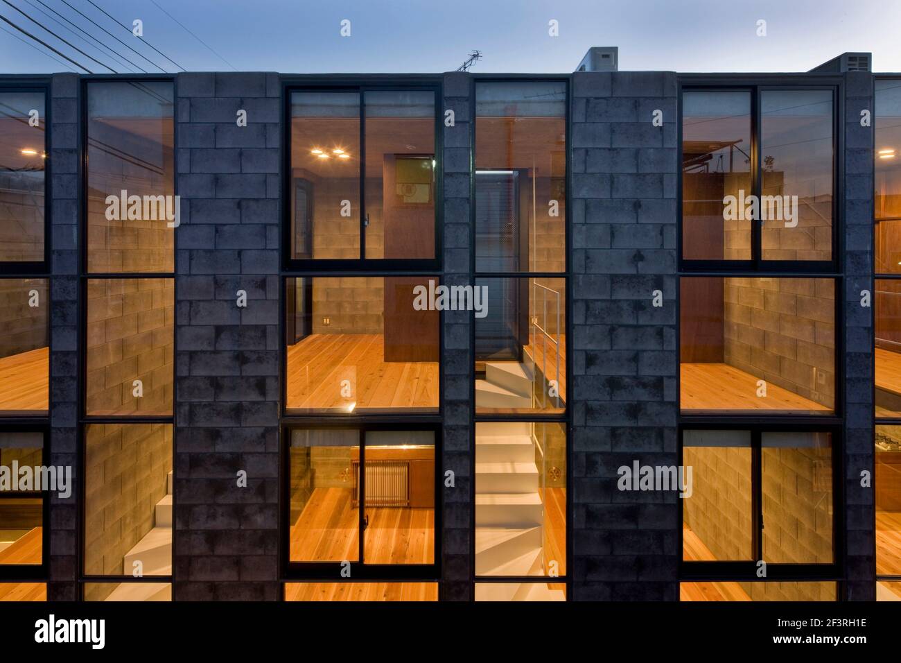 SEKISOKYO, casa a schiera, vista del sud façade in serata Foto Stock