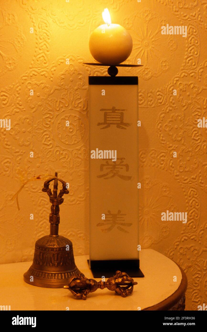 Feng Shui candela con Calligraphy Bell & Dorge per la pulizia Spazio Foto Stock