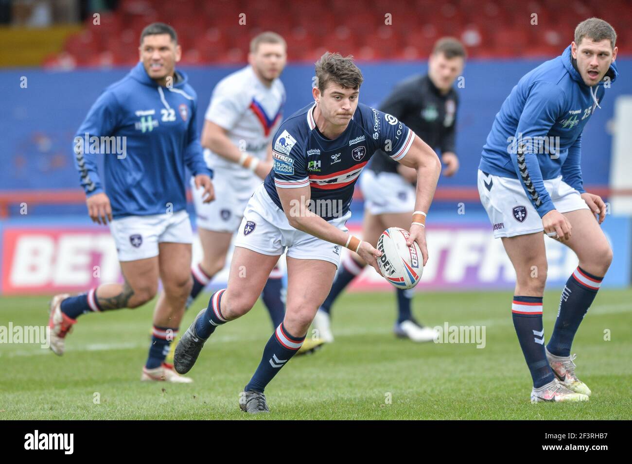 Jordan Crowther di Wakefield Trinity in azione durante il riscaldamento Foto Stock