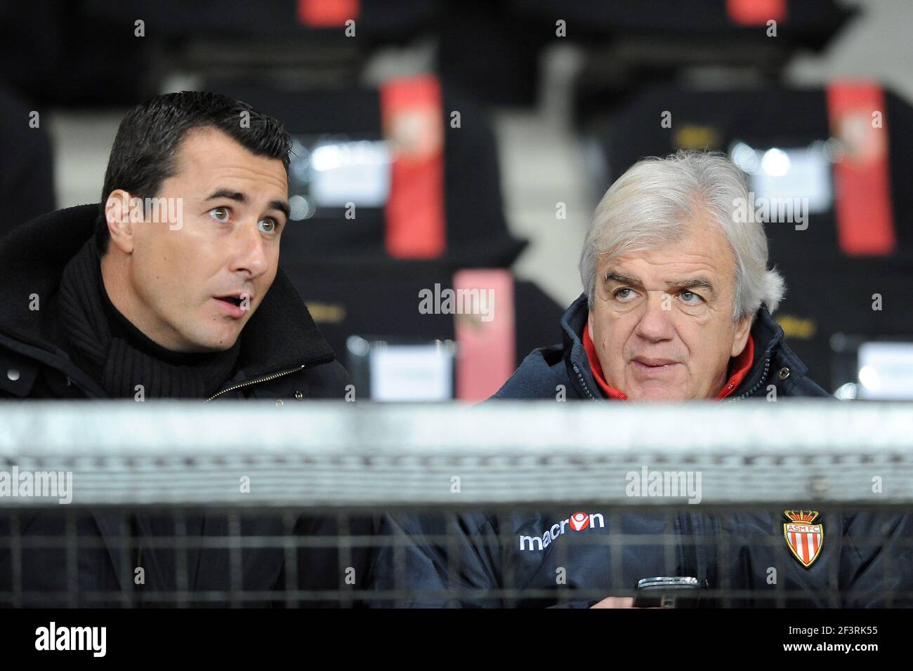 CALCIO - CAMPIONATO FRANCESE 2010/2011 - L1 - STADE RENNAIS V AS MONACO - 04/12/2010 - FOTO PASCAL ALLEE / DPPI - MARC KELLER (DIRETTORE SPORT MONACO) / JEAN PETIT (ASSISTENTE DI MONACO) Foto Stock