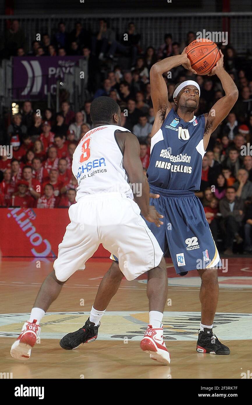 BASKETBALL - FRENCH CHAMPIONSHIP PRO A 2010-2011 - CHOLET (FRA) - 05/12/2010 - PHOTO : PASCAL ALLEE / HOT SPORTS / DPPI - CHOLET V PARIS-LEVALLOIS - 8 MEREDIS HOUMOUNOU / CHOLET BASKET - 10 WILFRID AKA / PARIS LEVALLOIS Foto Stock