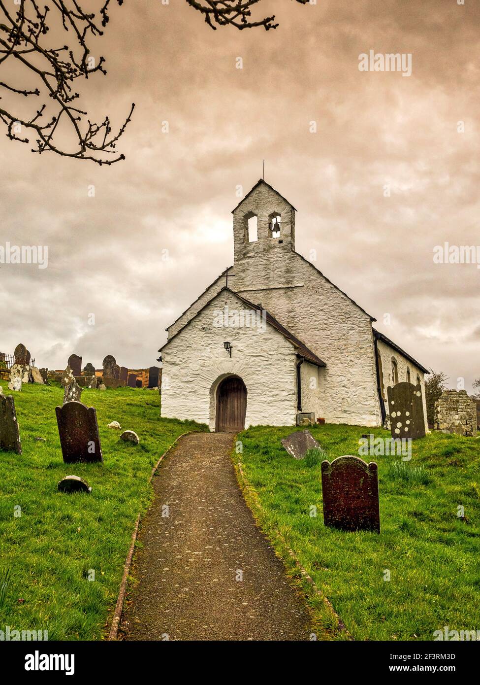 La chiesa storica di San Michele a Penbryn in ovest Il Galles risale al 12 ° secolo Foto Stock