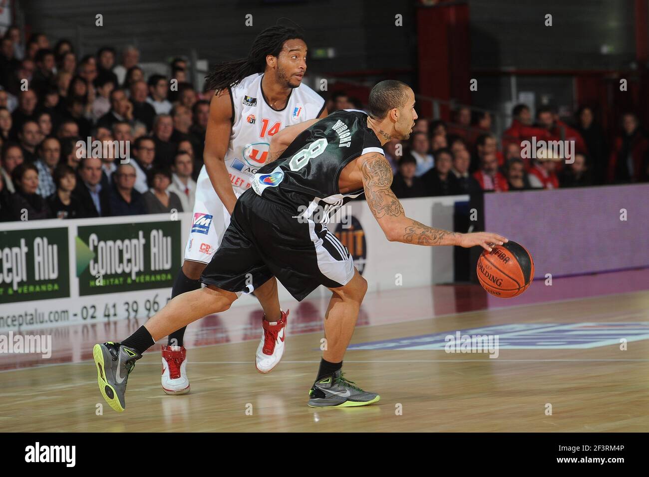 BASKETBALL - FRENCH CHAMPIONSHIP PRO A 2010/2011 - CHOLET (FRA) - 08/01/2011 - PHOTO : PASCAL ALLEE / HOT SPORTS / DPPI - CHOLET V LIMOGES - 14 RANDAL FALKER - CHOLET BASKET - 8 ZACK WRIGHT / CSP LIMOGES Foto Stock