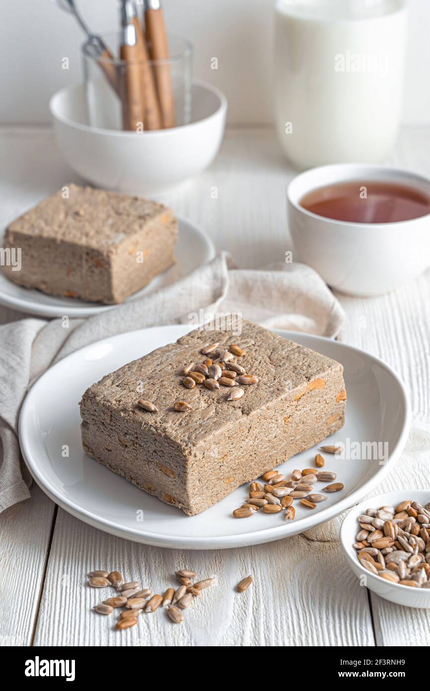 Halva con semi di girasole da vicino su uno sfondo chiaro. Concetto di dessert. Foto Stock