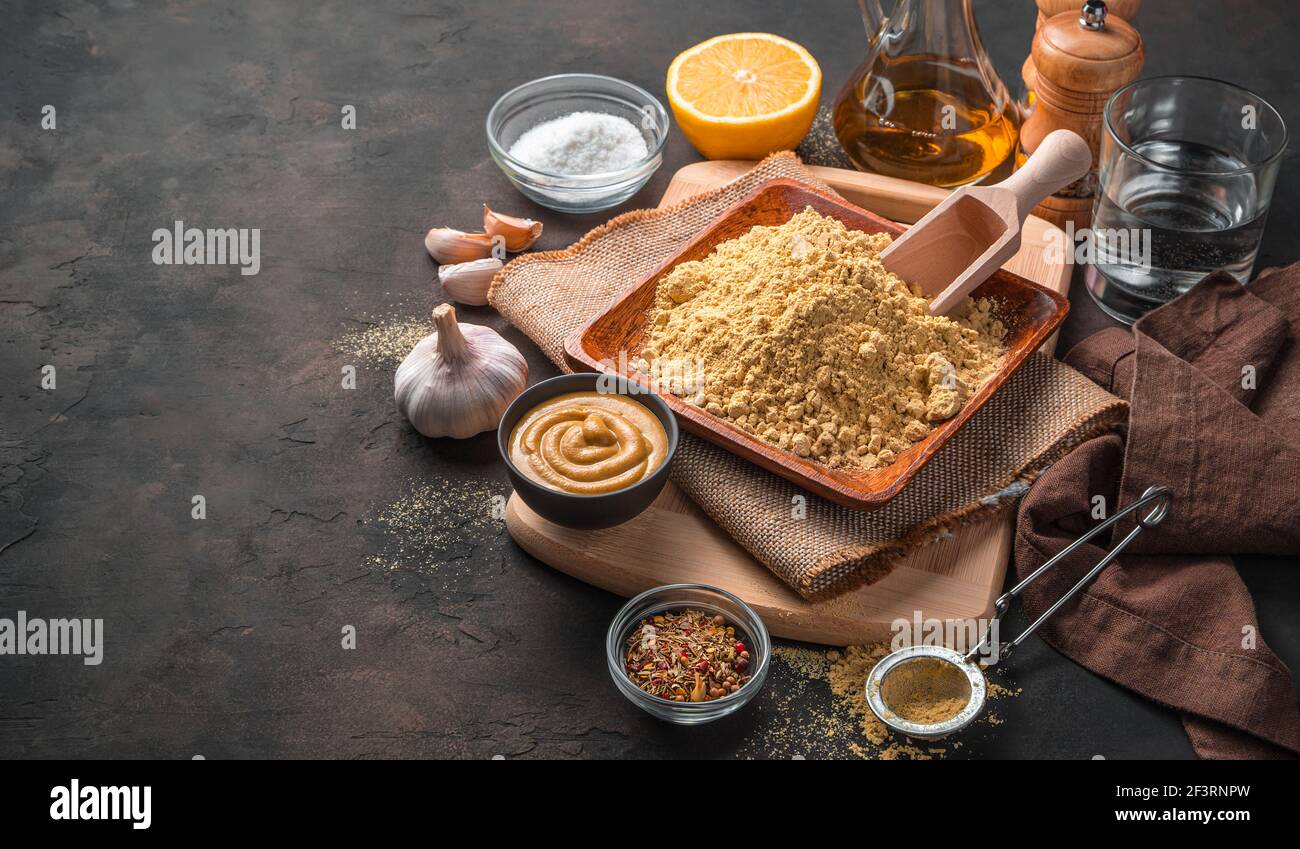 Polvere Di Senape Senape Pronta Spezie Limone Aglio E Olio Su Fondo Marrone Vista Laterale Con Spazio Per La Copia Concetto Di Cucina Foto Stock Alamy