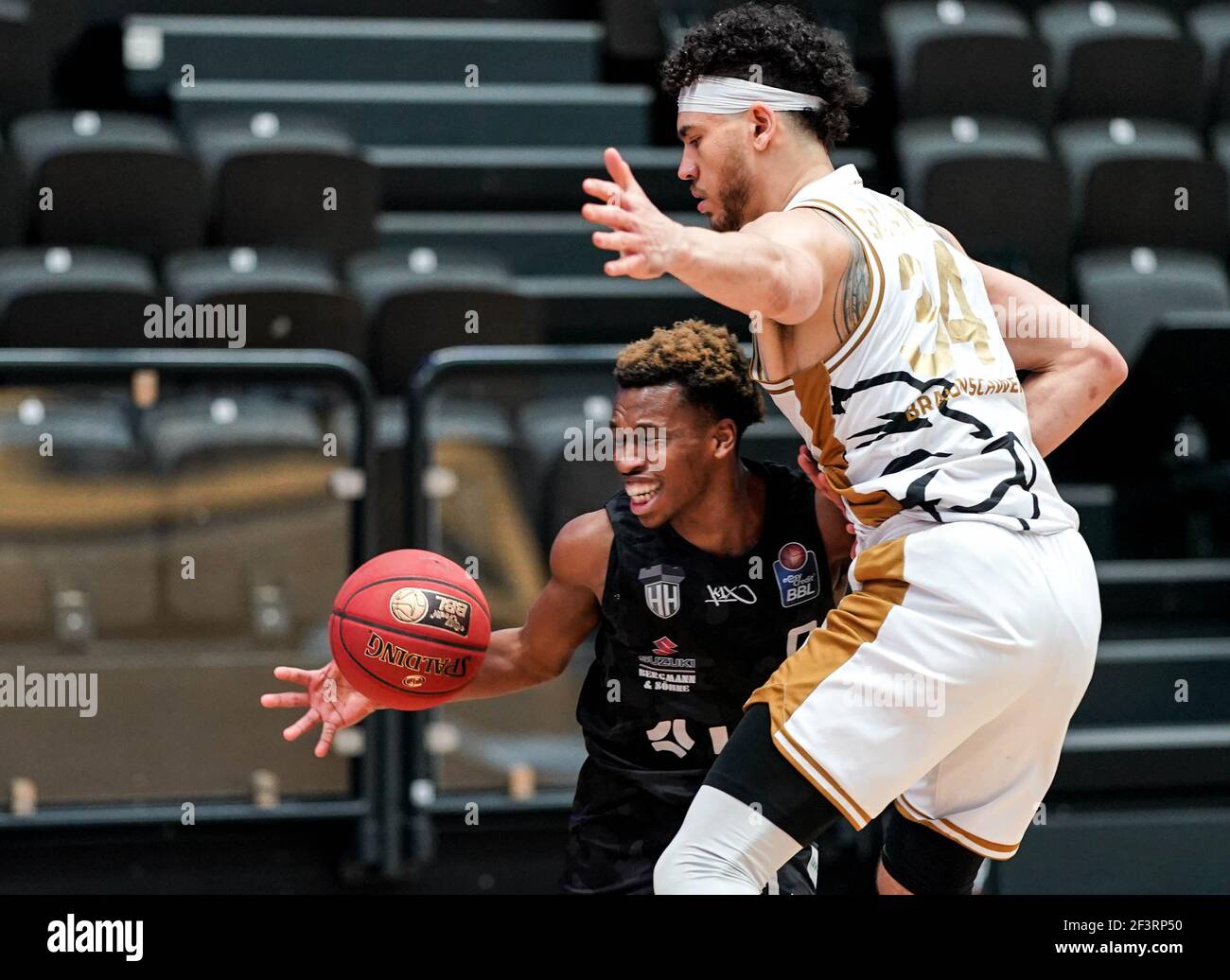 Amburgo, Germania. 17 Marzo 2021. Pallacanestro: Bundesliga, Hamburg Towers - Löwen Braunschweig, Main Round, Matchday 15. La guardia di Amburgo TJ Shorts (l) cerca di far passare la palla oltre il centro di Braunschweig Gavin Schilling. Credit: Axel Heimken/dpa/Alamy Live News Foto Stock