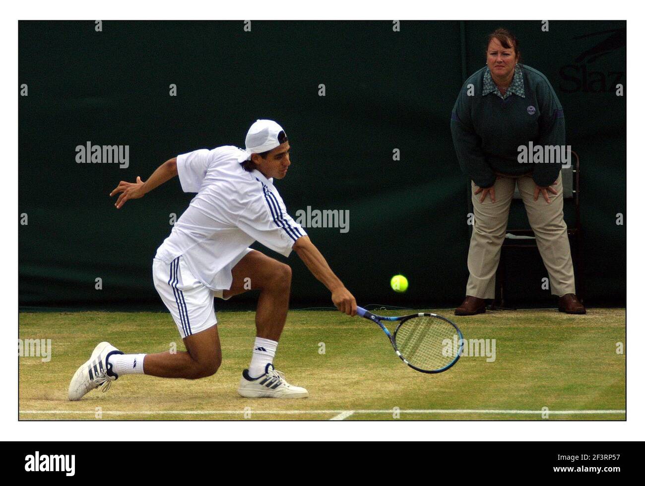 Wimbledon......... N Lapentti che gioca a Clement in campo 2.pic David Sandison 1/7/2002 Foto Stock