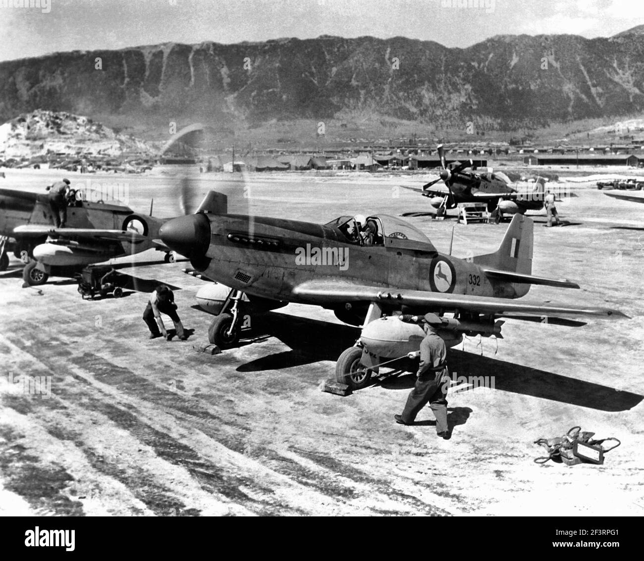 Combattenti nordamericani F-51D Mustang del 2° Squadrone dell'aeronautica sudafricana in Corea, il 1° maggio 1951. Foto Stock