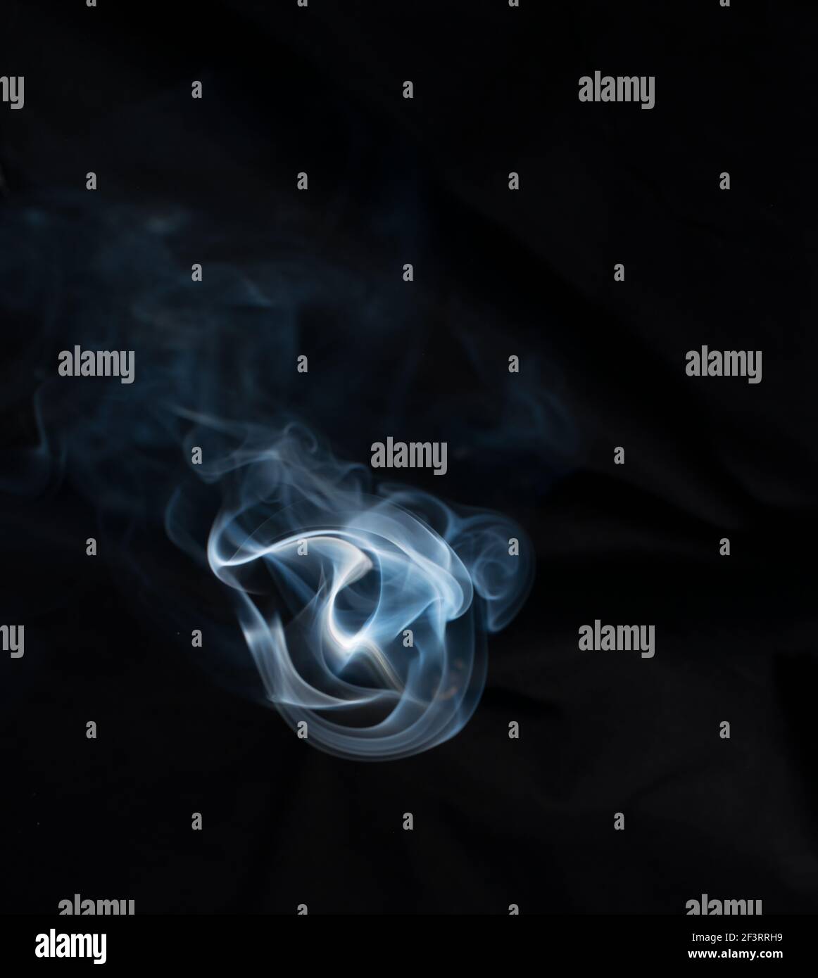 Fumo blu su sfondo nero. Foto Stock