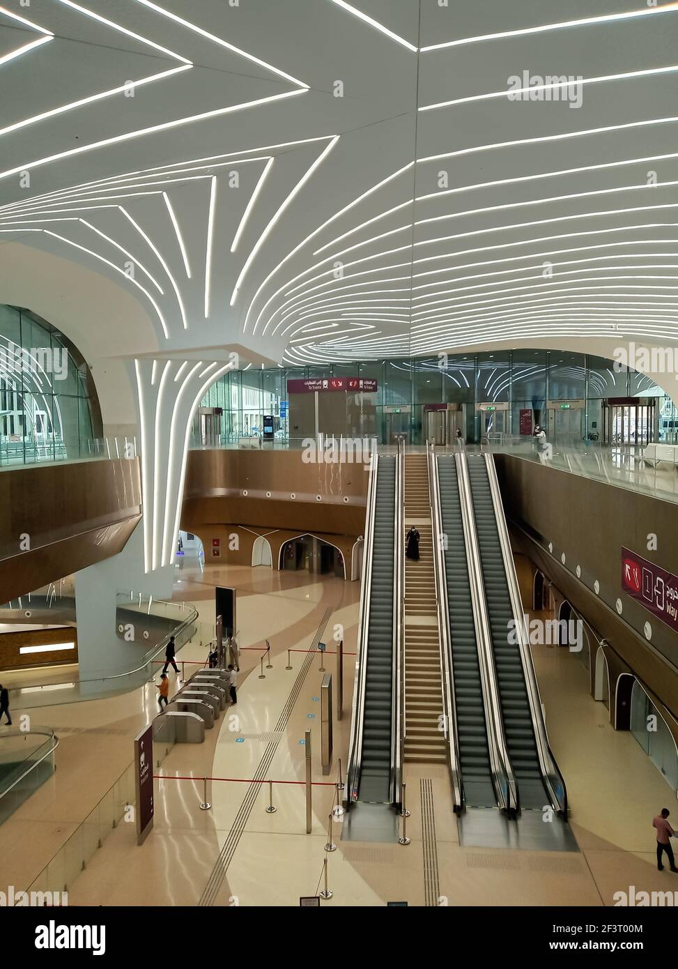 Vista su interni dal design moderno nella stazione della metropolitana di Doha. Foto Stock