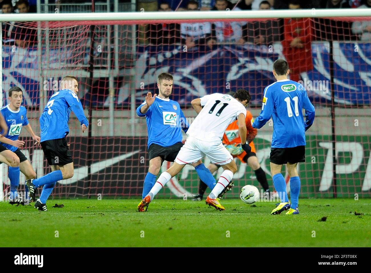 CALCIO - COPPA FRANCESE 2011/2012 - 1/16 FINALE - SABLE FC V PARIS SAINT GERMAIN - 20/01/2012 - FOTO PASCAL ALLEE / DPPI - LA COLPA DI JULIEN LEGENDRE (SABLE) SU NENE (PSG) Foto Stock
