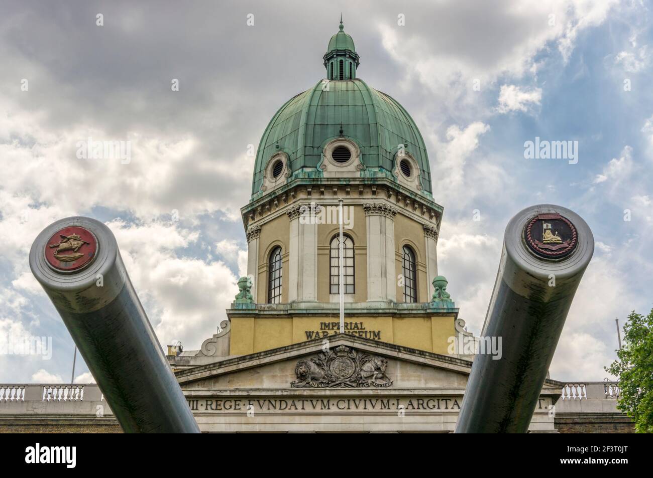 Cannoni navali da 15 pollici all'esterno dell'Imperial War Museum di Lambeth, a sud di Londra. Foto Stock