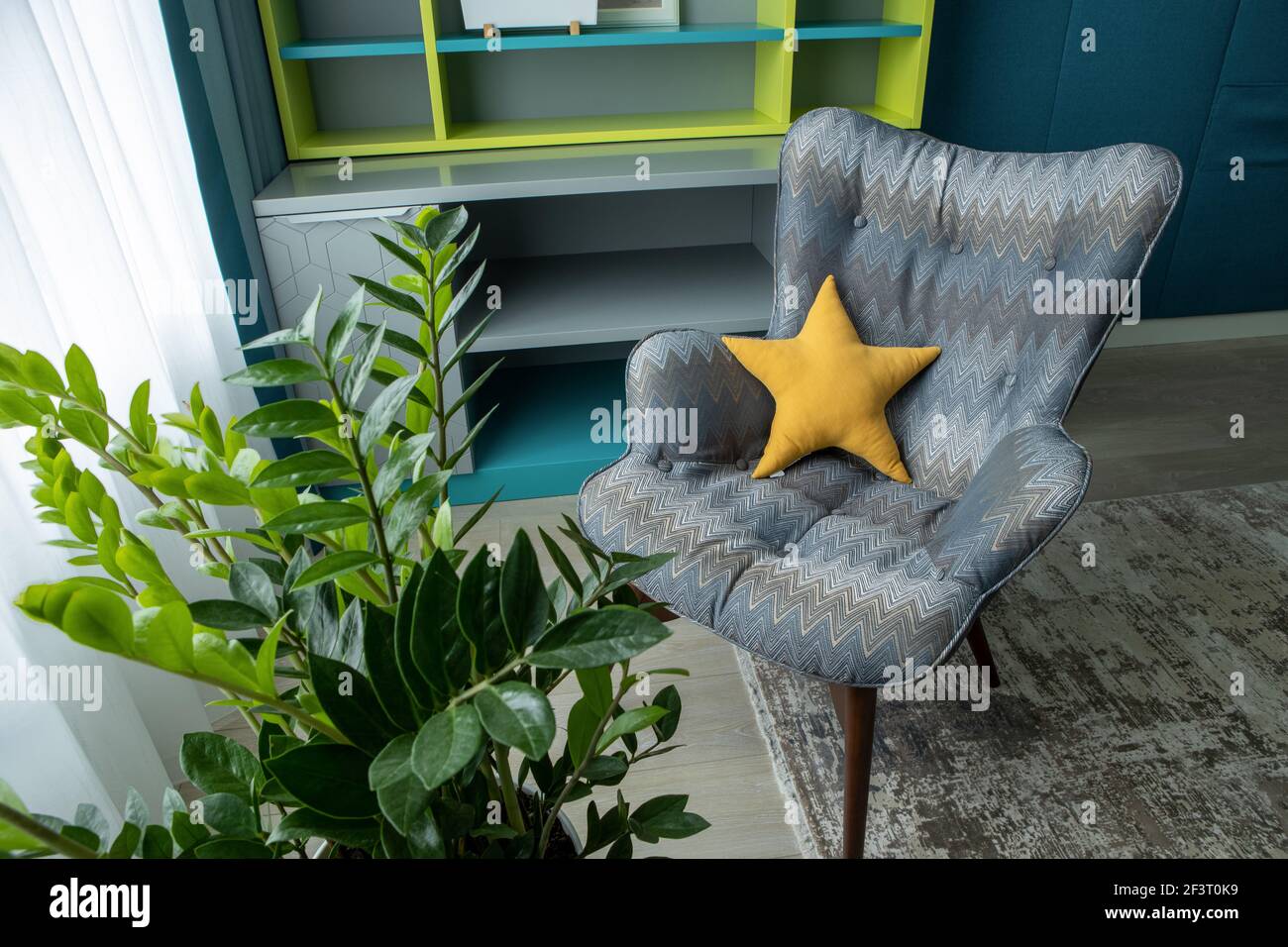 Interni moderni in colori neutri. Poltrona geometrica, area lavoro, pianta in vaso. Camera per bambini per un ragazzo o un adolescente. Soluzioni di progettazione concettuale in hom Foto Stock