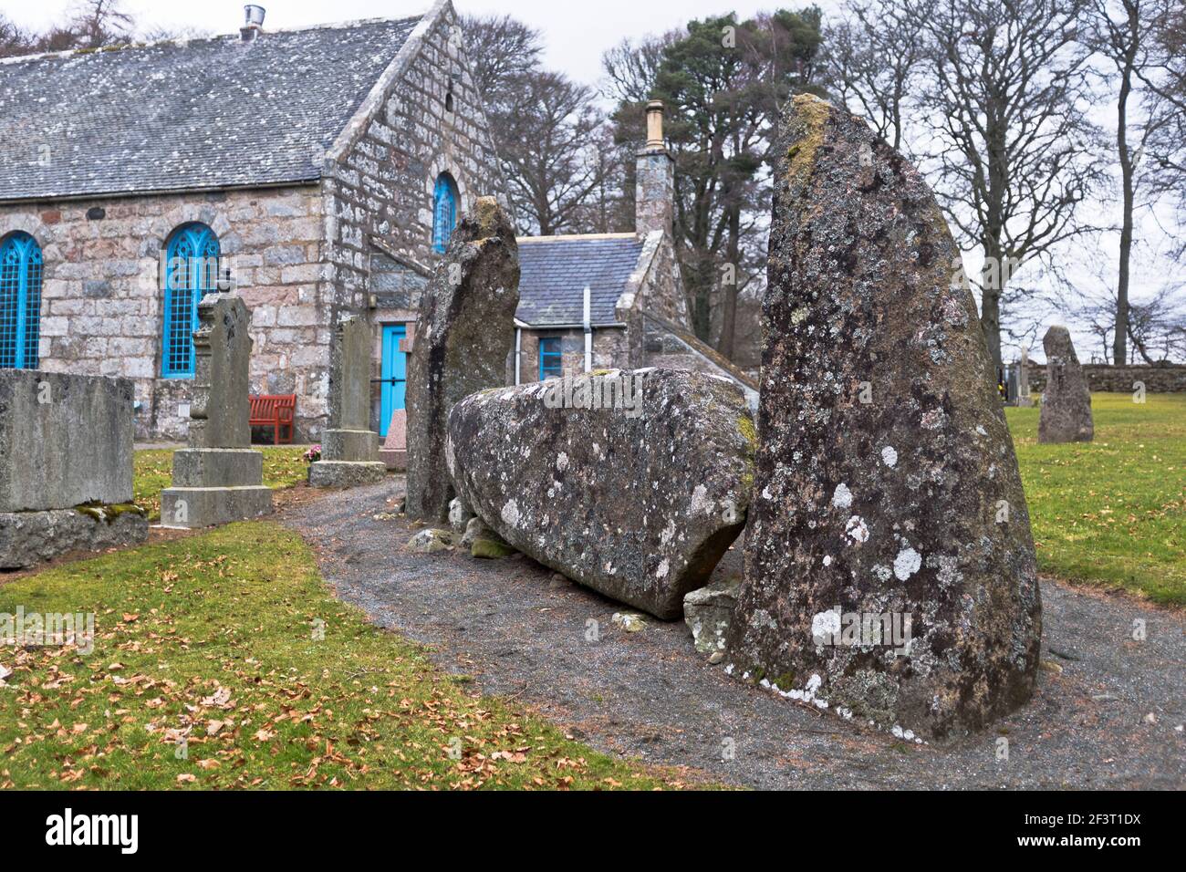 dh Recumbent Stone Circle ECHT MIDMAR CHURCH ABERDEENSHIRE Scottish Bronze età pietre fiancheggianti anello in kirk cimitero neolitico cerchi scozia Foto Stock