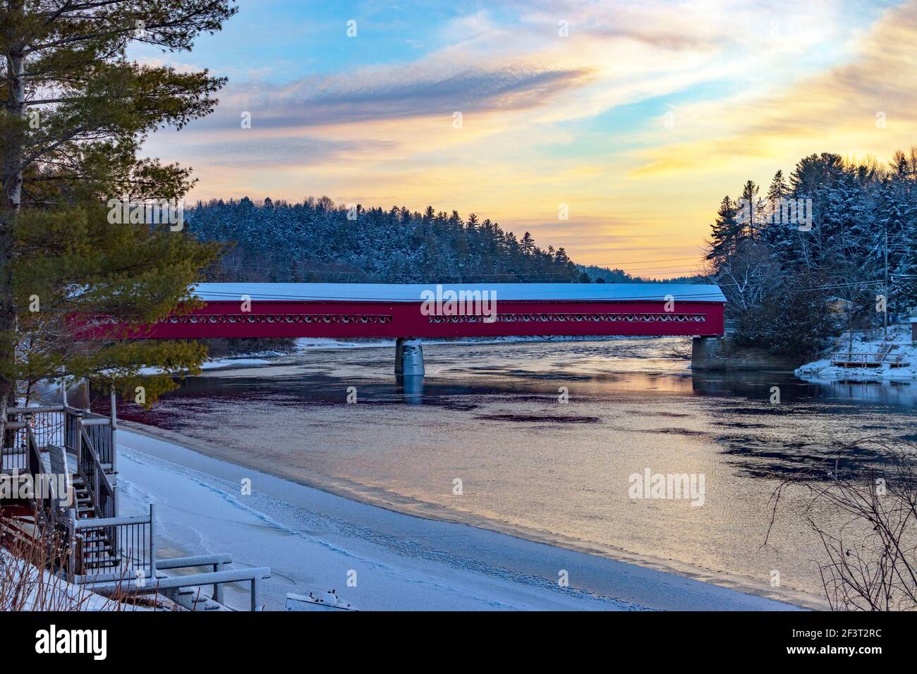 Ponte coperto rosso al tramonto Foto Stock