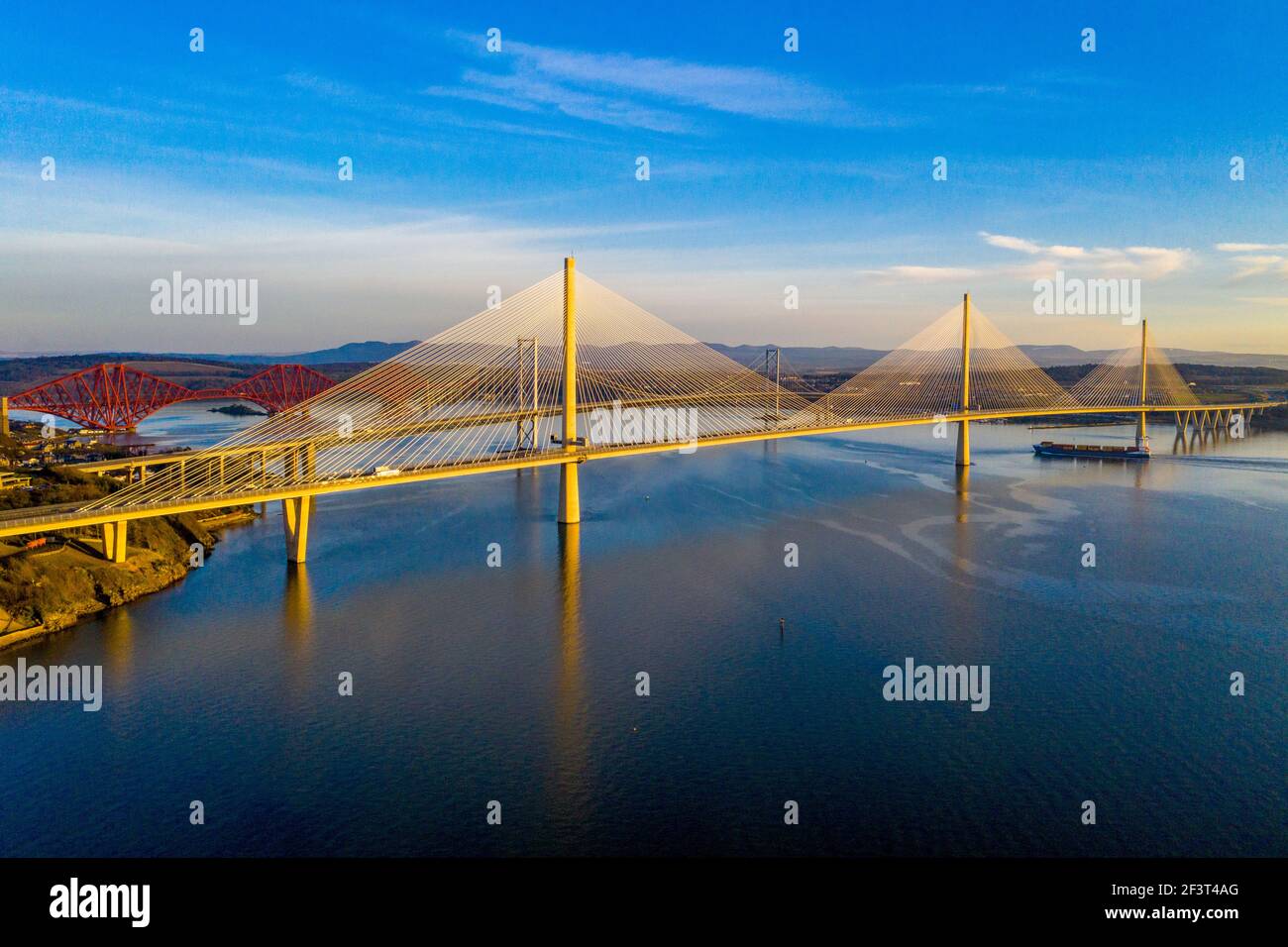 Vista aerea da Rosyth che mostra tre ponti che attraversano il Firth of Forth. Queensferry Crossing, Forth Road Bridge e Forth Rail Bridge. Foto Stock