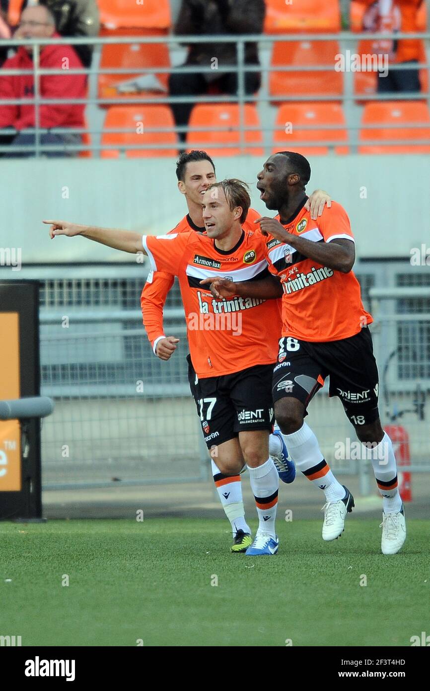 CALCIO - CAMPIONATO FRANCESE 2012/2013 - L1 - FC LORIENT V AC AJACCIO - 28/10/2012 - FOTO PASCAL ALLEE / DPPI - JOY GILLES SUNO (FCL) DOPO AVER SEGNATO IL TRAGUARDO QUATTRO EQUALIZZATORI OVUNQUE. È GONGRATULATED DA MAXIME BACA E JEREMIE ALIADIERE Foto Stock