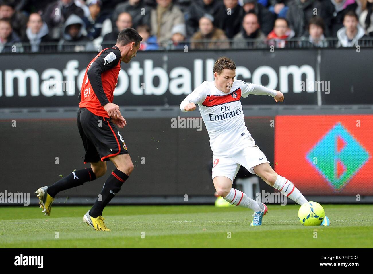 CALCIO - CAMPIONATO FRANCESE 2012/2013 - L1 - STADE RENNAIS V PARIS SAINT GERMAIN - RENNES (FRA) - 6/04/2013 - PHOTO PASCAL ALLEE / DPPI - KEVIN GAMEIRO (PSG) / JULIEN FERET (RFC) Foto Stock