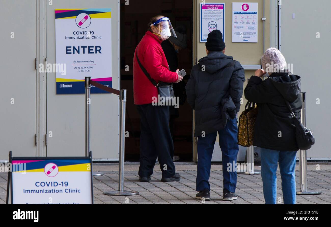 Toronto, Canada. 17 Marzo 2021. Gli anziani idonei entrino in una clinica di immunizzazione COVID-19 a Toronto, Canada, il 17 marzo 2021. A partire da mercoledì, la città di Toronto ha aperto tre cliniche di vaccinazione COVID-19 gestite dalla città per vaccinare i residenti idonei nati nel 1941 o prima che hanno confermato le nomine. Credit: Zou Zheng/Xinhua/Alamy Live News Foto Stock