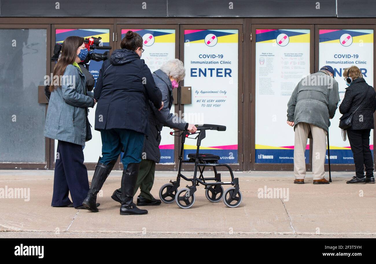 Toronto, Canada. 17 Marzo 2021. Un anziano cittadino arriva in una clinica di immunizzazione COVID-19 a Toronto, Canada, il 17 marzo 2021. A partire da mercoledì, la città di Toronto ha aperto tre cliniche di vaccinazione COVID-19 gestite dalla città per vaccinare i residenti idonei nati nel 1941 o prima che hanno confermato le nomine. Credit: Zou Zheng/Xinhua/Alamy Live News Foto Stock