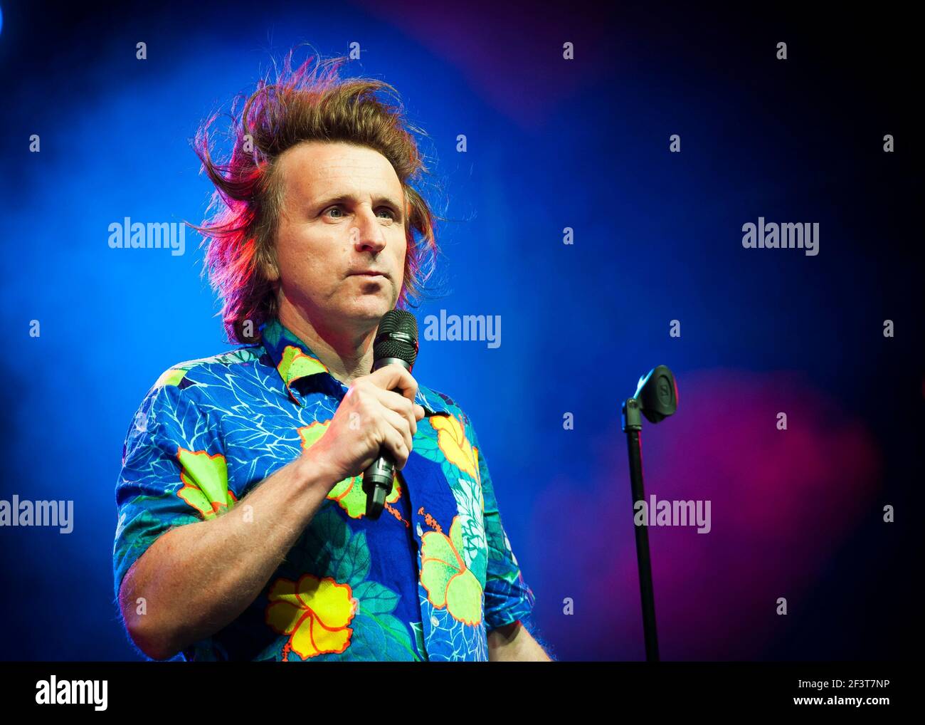 Milton Jones si esibisce dal vivo sul palco il 3° giorno del Camp Bestival 2014, Lulworth Castle - Dorset Foto Stock