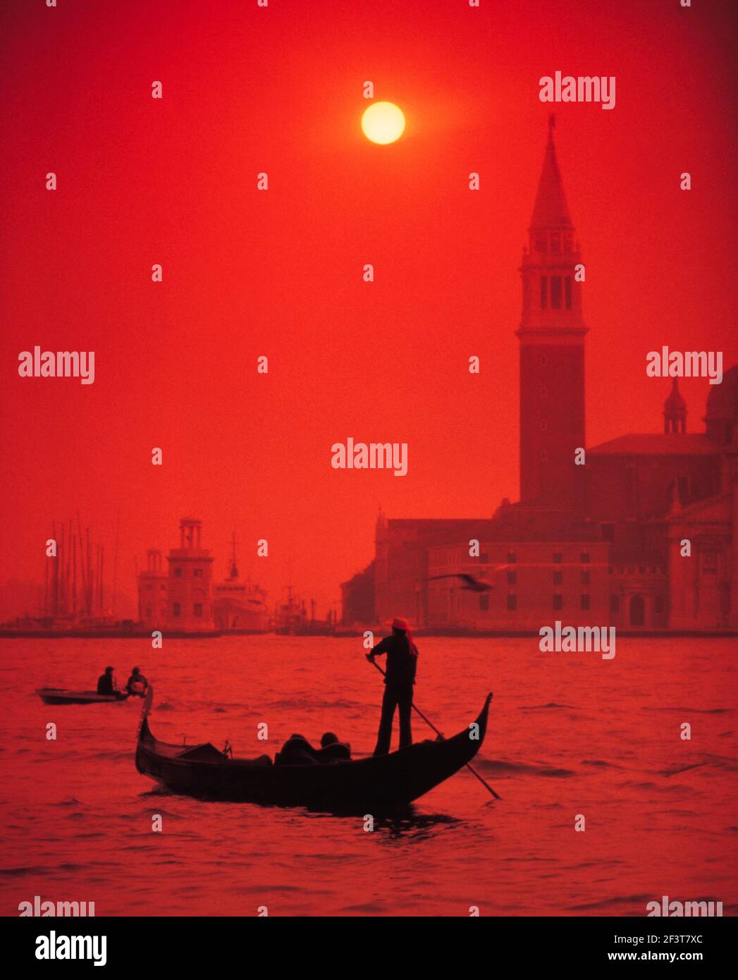 L'Italia. Venezia. Gondoliere al tramonto. Foto Stock