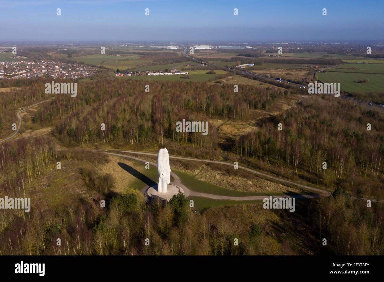 Warrington, Regno Unito, 17 marzo 2021. Dream è una scultura del 2009 e un pezzo di arte pubblica di Jaume Plensa a Sutton, St Helens, Merseyside. Costando approssimativamente £1.8m (equivalente a £2.43 milioni nel 2019), è stato finanziato attraverso il Big Art Project in coordinamento con il Arts Council England, il Art Fund e Channel 4, Warrington, UK. Credito: Jon Super/Alamy. Foto Stock