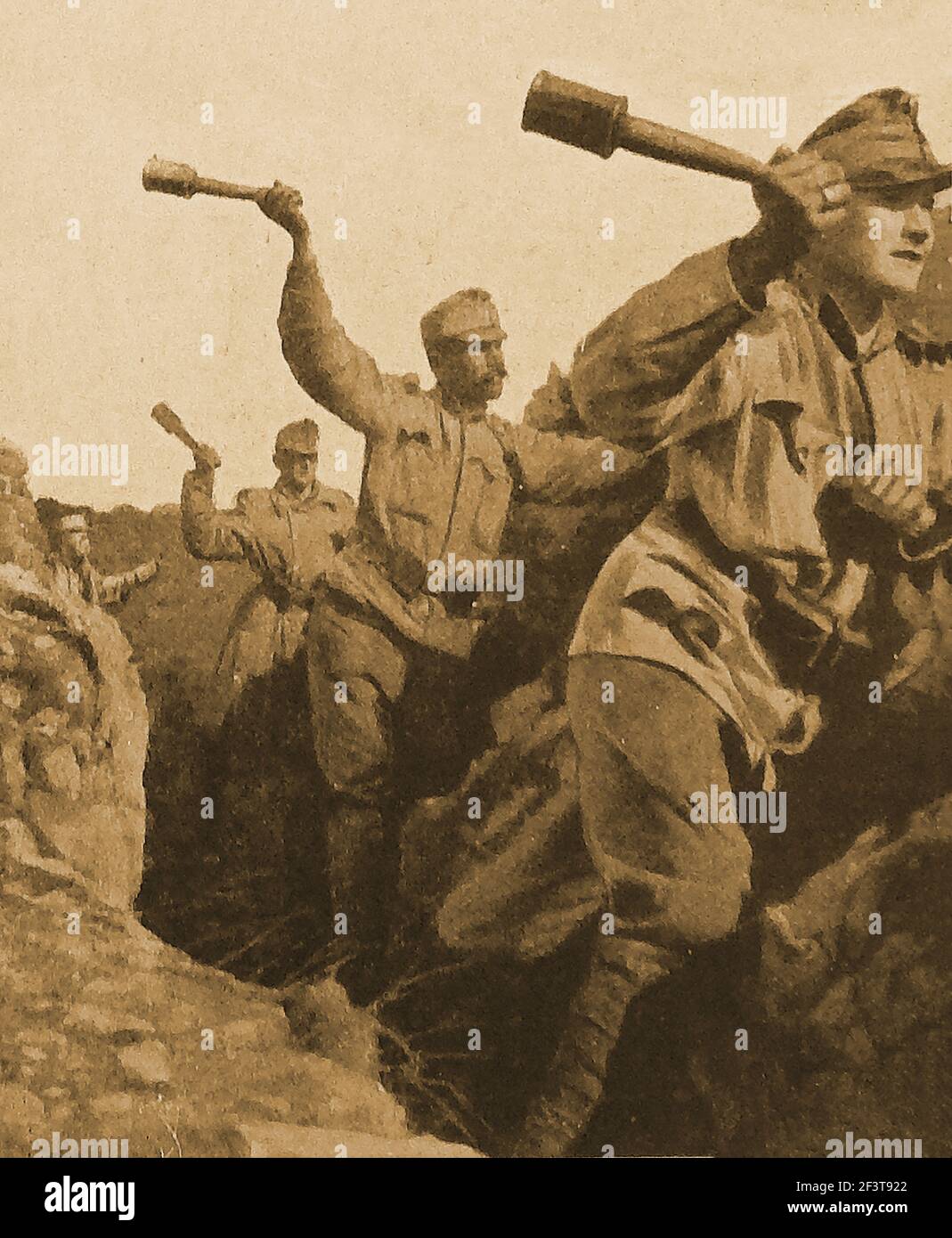 WWI - Trench Warfare - soldati austriaci che lanciano granate fatte a mano a partire da barattoli di manzo farciti di esplosivi nelle trincee italiane. Foto Stock