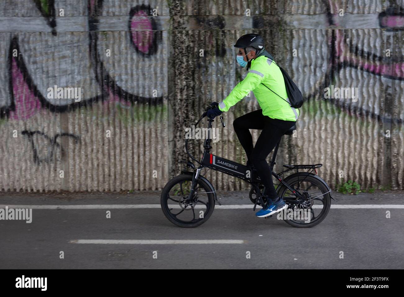 L'uomo in bicicletta nel tempo di Covid Foto Stock