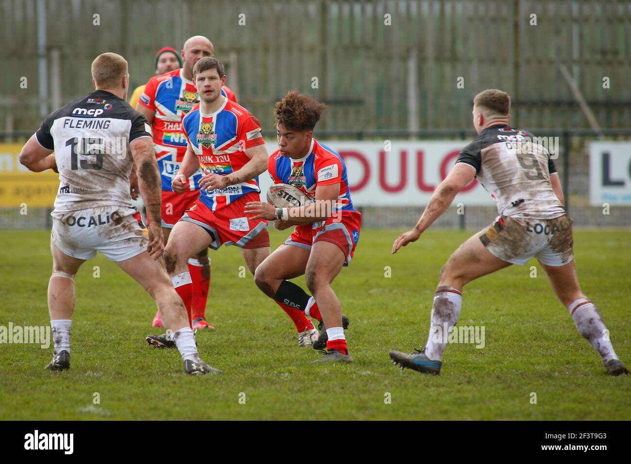 Tetleys Stadium, Owl Ln, Dewsbury, 13° match 2021. Bradford Bulls contro Keighley Cougars, amico della pre-stagione, nel Joe Phillips Memorial Trophy Quentin Laulu-Togaga'e e suo figlio Phoenix Laulu-Togaga'e (C) di Keighley Cougars sono diventati solo il terzo duo padre e figlio a giocare insieme in una partita di rugby britannica il sabato in una partita contro Dewsbury Rams. Credit: Stephen Gaunt/Alamy Live News Foto Stock