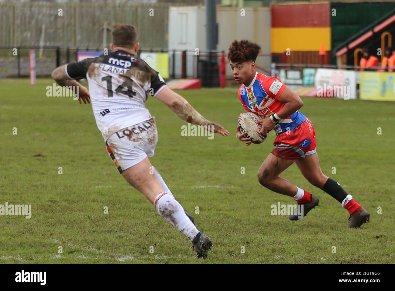 Tetleys Stadium, Owl Ln, Dewsbury, 13° match 2021. Bradford Bulls contro Keighley Cougars, amico della pre-stagione, nel Joe Phillips Memorial Trophy Quentin Laulu-Togaga'e e suo figlio Phoenix Laulu-Togaga'e (R) di Keighley Cougars sono diventati solo il terzo duo padre e figlio a giocare insieme in una partita di rugby britannica il sabato in una partita contro Dewsbury Rams. Credit: Stephen Gaunt/Alamy Live News Foto Stock