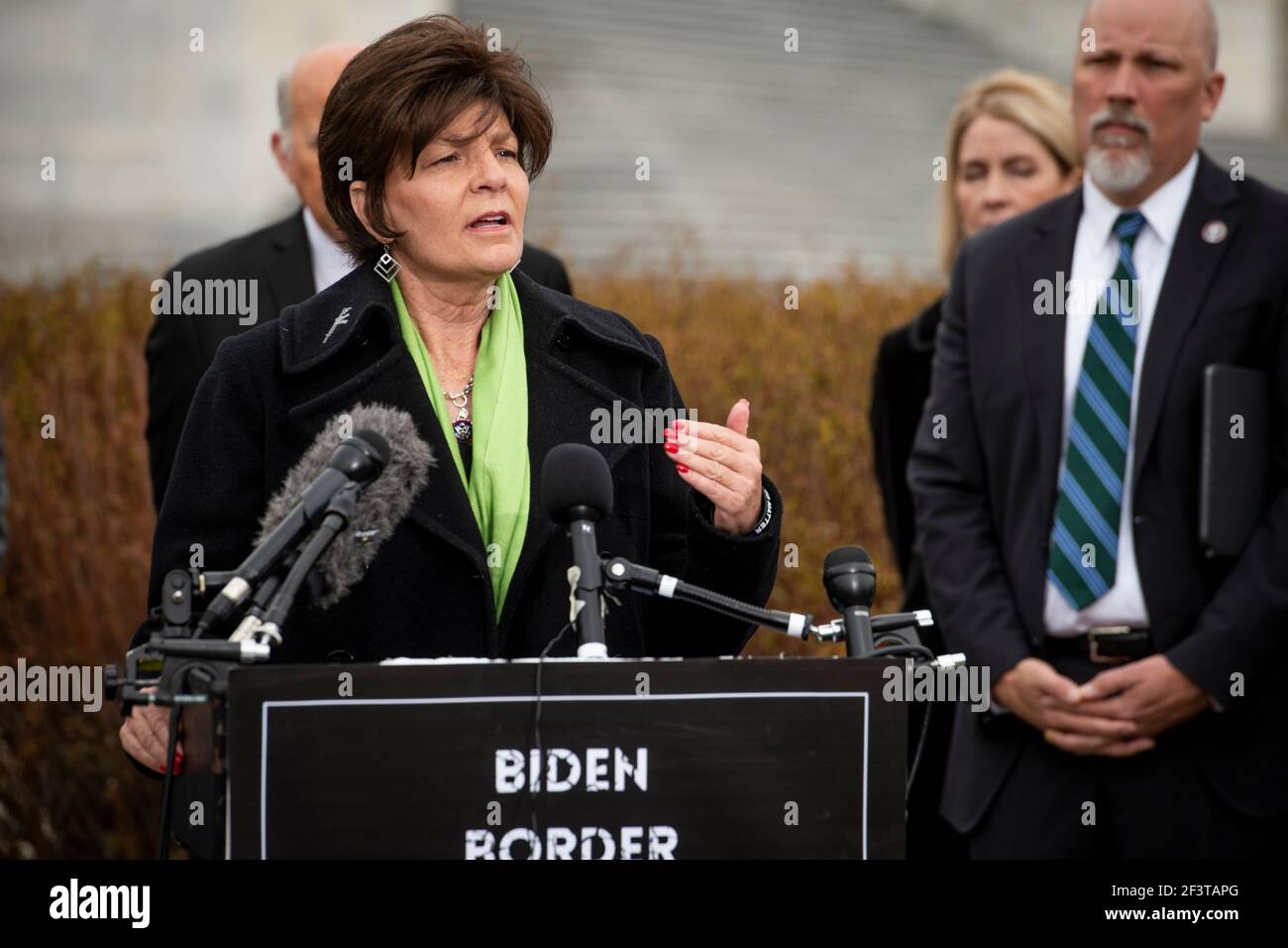 Il Rappresentante degli Stati Uniti Yvette Herrell (Repubblicano del nuovo Messico) ha commentato durante una conferenza stampa della Casa Freedom Caucus sull'immigrazione al confine meridionale, al di fuori del Campidoglio degli Stati Uniti a Washington, DC, mercoledì 17 marzo 2021. Credit: Rod Lamkey/CNP | utilizzo in tutto il mondo Foto Stock