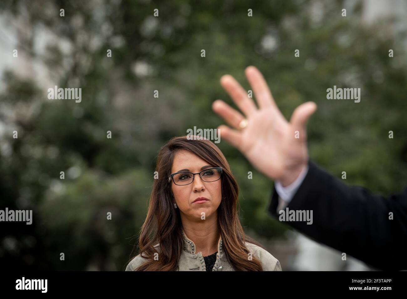 Washington, Stati Uniti d'America. 17 Marzo 2021. Il Rappresentante degli Stati Uniti Lauren Boebert (Repubblicano del Colorado) ascolta i relatori durante una conferenza stampa della Casa Freedom Caucus sull'immigrazione al confine meridionale, fuori del Campidoglio degli Stati Uniti a Washington, DC, mercoledì 17 marzo 2021. Credit: Rod Lamkey/CNP | Usage worldwide Credit: dpa/Alamy Live News Foto Stock