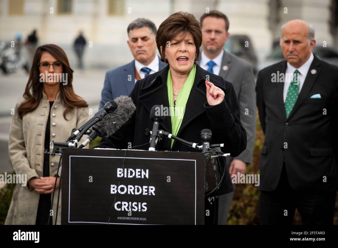 Il Rappresentante degli Stati Uniti Yvette Herrell (Repubblicano del nuovo Messico) ha commentato durante una conferenza stampa della Casa Freedom Caucus sull'immigrazione al confine meridionale, al di fuori del Campidoglio degli Stati Uniti a Washington, DC, mercoledì 17 marzo 2021. Credit: Rod Lamkey/CNP | utilizzo in tutto il mondo Foto Stock