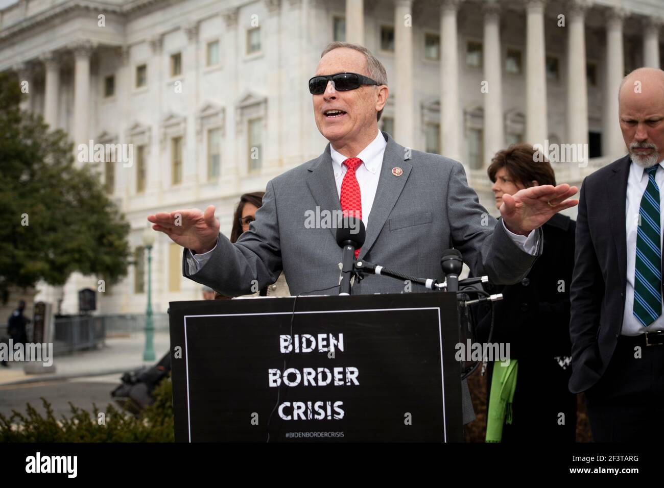 Il Rappresentante degli Stati Uniti Andy Biggs (Repubblicano dell'Arizona) offre osservazioni durante una conferenza stampa della Casa Freedom Caucus sull'immigrazione al confine meridionale, al di fuori del Campidoglio degli Stati Uniti a Washington, DC, mercoledì 17 marzo 2021. Credit: Rod Lamkey/CNP | utilizzo in tutto il mondo Foto Stock