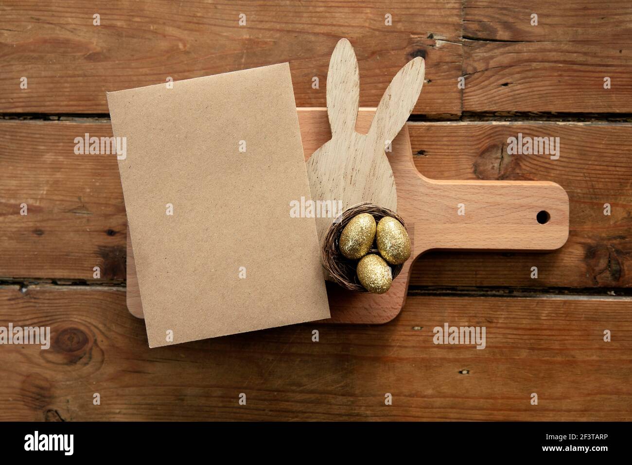 Disposizione dei tavoli per la celebrazione di Pasqua con un menu vuoto Foto Stock