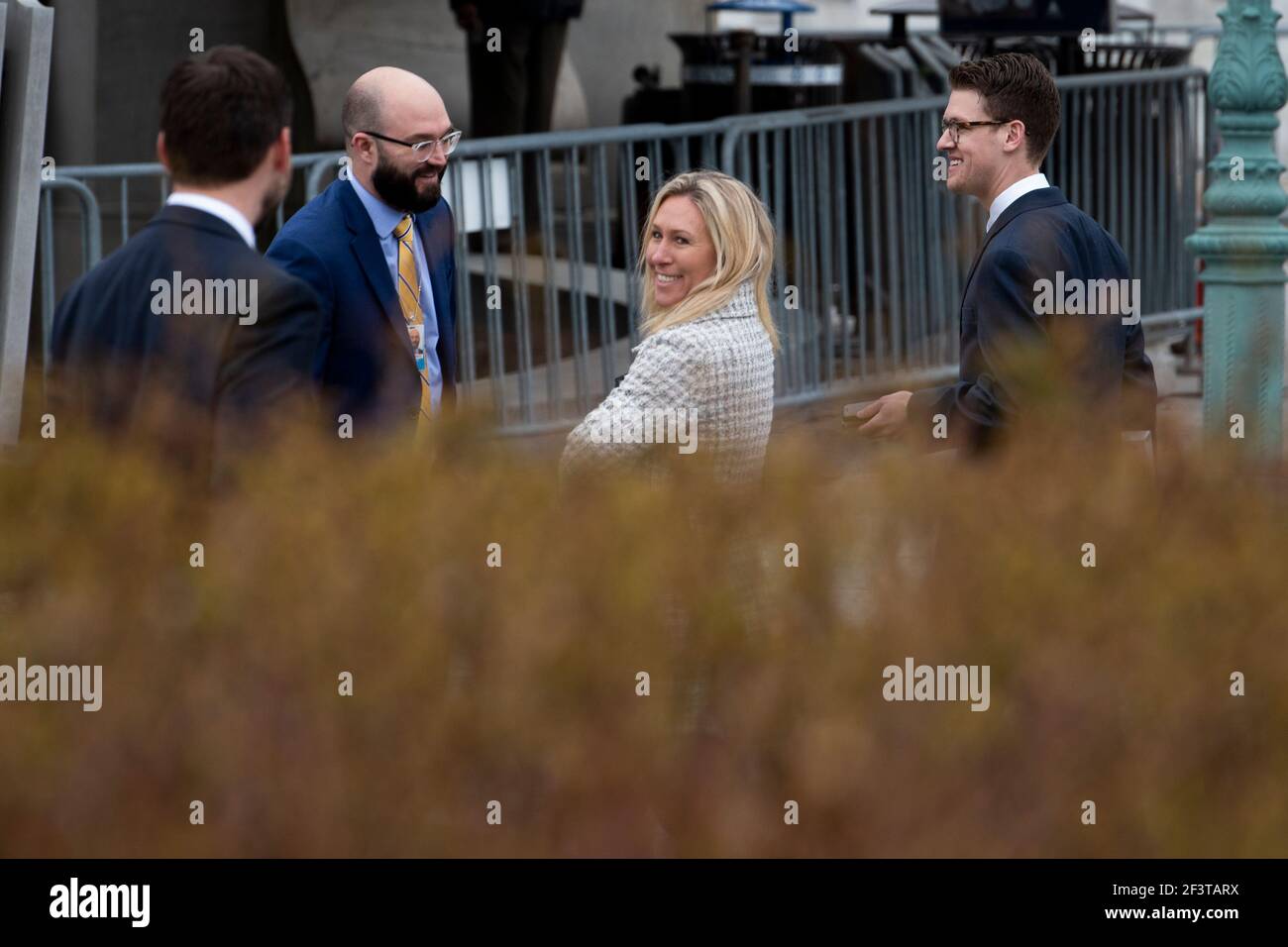Il rappresentante degli Stati Uniti Marjorie Taylor Greene (repubblicano della Georgia), al centro, parte dopo una conferenza stampa della Casa Freedom Caucus sull'immigrazione al confine meridionale, al di fuori del Campidoglio degli Stati Uniti a Washington, DC, mercoledì 17 marzo 2021. Credit: Rod Lamkey/CNP | utilizzo in tutto il mondo Foto Stock
