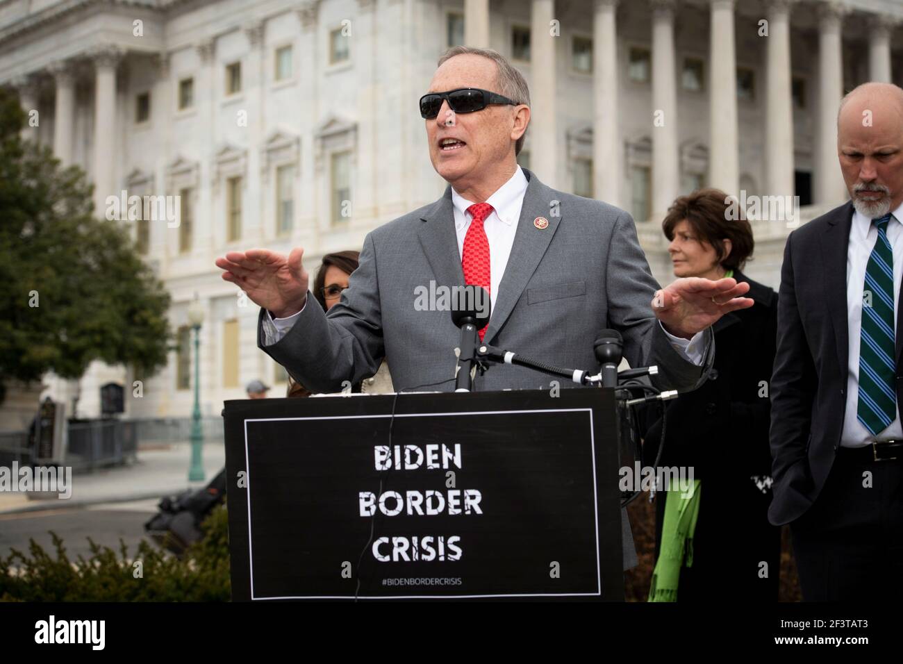 Il Rappresentante degli Stati Uniti Andy Biggs (Repubblicano dell'Arizona) offre osservazioni durante una conferenza stampa della Casa Freedom Caucus sull'immigrazione al confine meridionale, al di fuori del Campidoglio degli Stati Uniti a Washington, DC, mercoledì 17 marzo 2021. Credit: Rod Lamkey/CNP | utilizzo in tutto il mondo Foto Stock