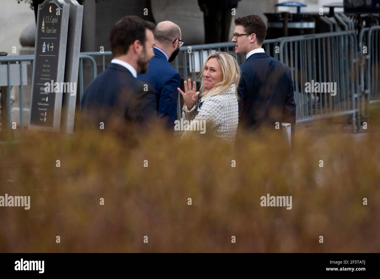 Il rappresentante degli Stati Uniti Marjorie Taylor Greene (repubblicano della Georgia), al centro, parte dopo una conferenza stampa della Casa Freedom Caucus sull'immigrazione al confine meridionale, al di fuori del Campidoglio degli Stati Uniti a Washington, DC, mercoledì 17 marzo 2021. Credit: Rod Lamkey/CNP | utilizzo in tutto il mondo Foto Stock