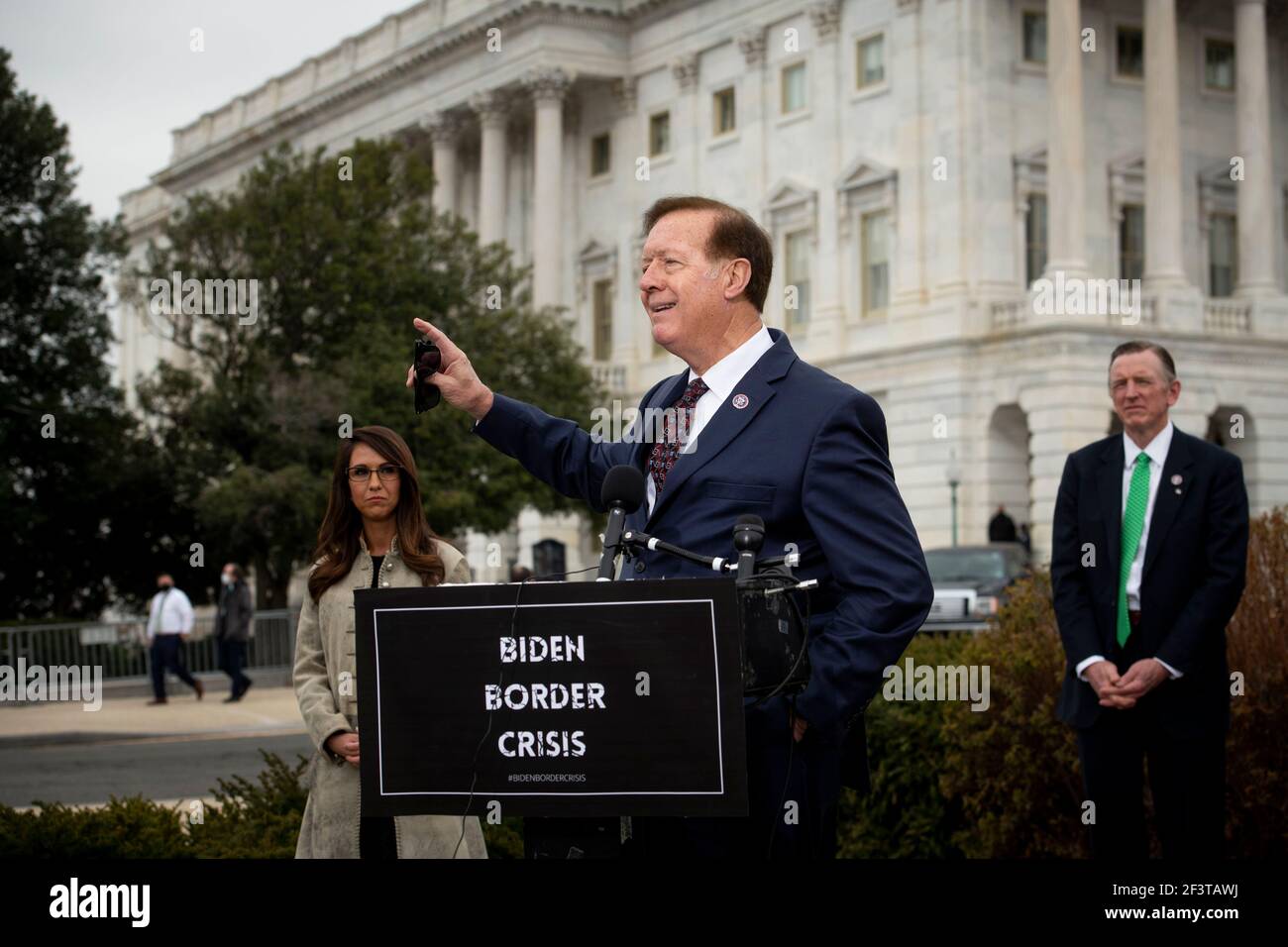 Il Rappresentante degli Stati Uniti Randy Weber (Repubblicano del Texas) offre osservazioni durante una conferenza stampa della Casa Freedom Caucus sull'immigrazione al confine meridionale, al di fuori del Campidoglio degli Stati Uniti a Washington, DC, mercoledì 17 marzo 2021. Credit: Rod Lamkey/CNP | utilizzo in tutto il mondo Foto Stock