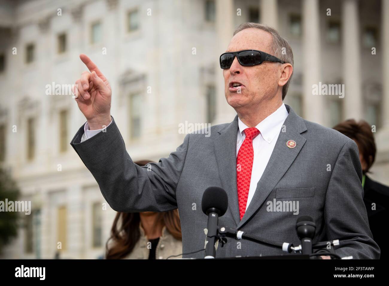 Il Rappresentante degli Stati Uniti Andy Biggs (Repubblicano dell'Arizona) offre osservazioni durante una conferenza stampa della Casa Freedom Caucus sull'immigrazione al confine meridionale, al di fuori del Campidoglio degli Stati Uniti a Washington, DC, mercoledì 17 marzo 2021. Credit: Rod Lamkey/CNP | utilizzo in tutto il mondo Foto Stock