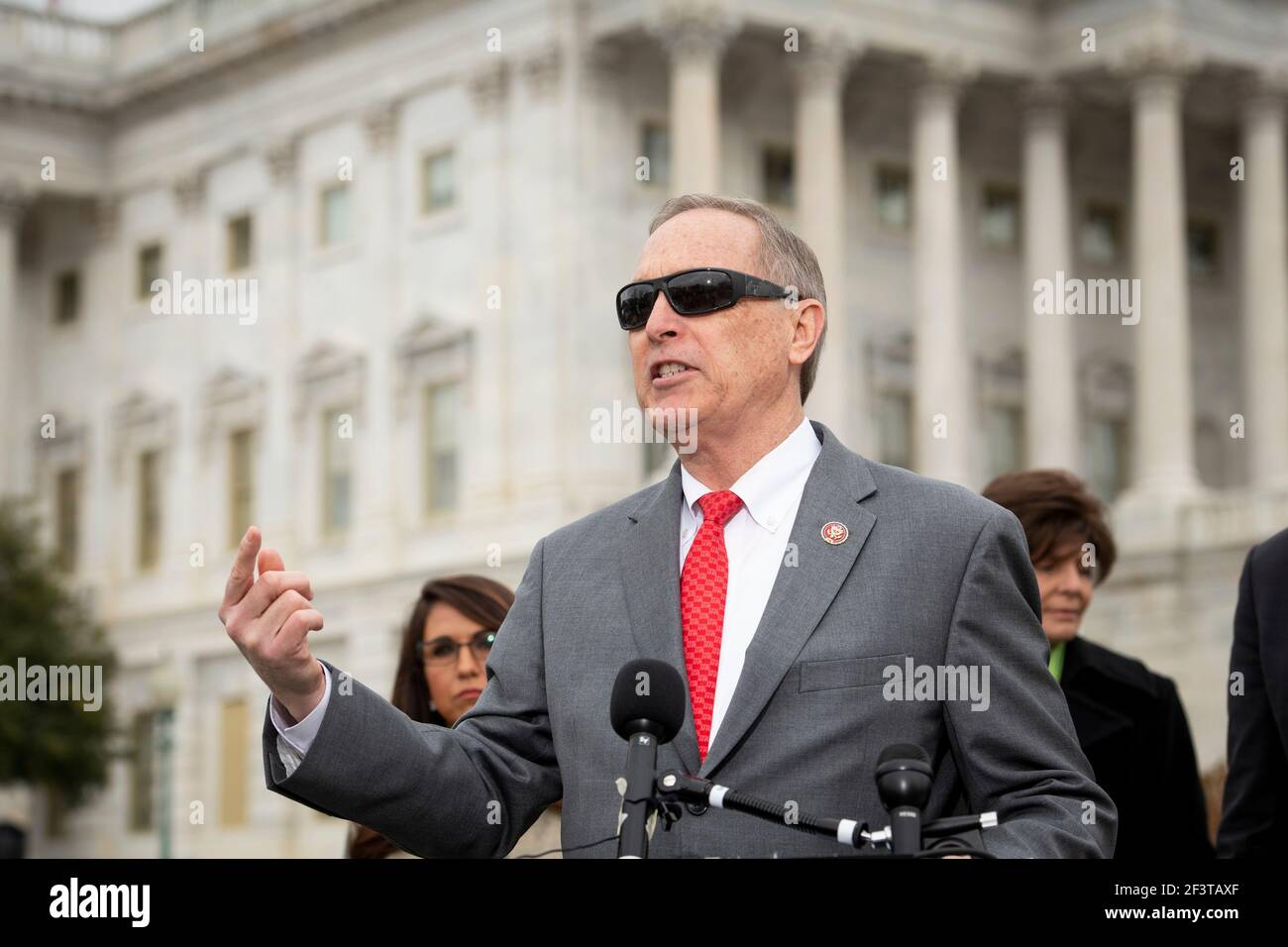 Il Rappresentante degli Stati Uniti Andy Biggs (Repubblicano dell'Arizona) offre osservazioni durante una conferenza stampa della Casa Freedom Caucus sull'immigrazione al confine meridionale, al di fuori del Campidoglio degli Stati Uniti a Washington, DC, mercoledì 17 marzo 2021. Credit: Rod Lamkey/CNP | utilizzo in tutto il mondo Foto Stock