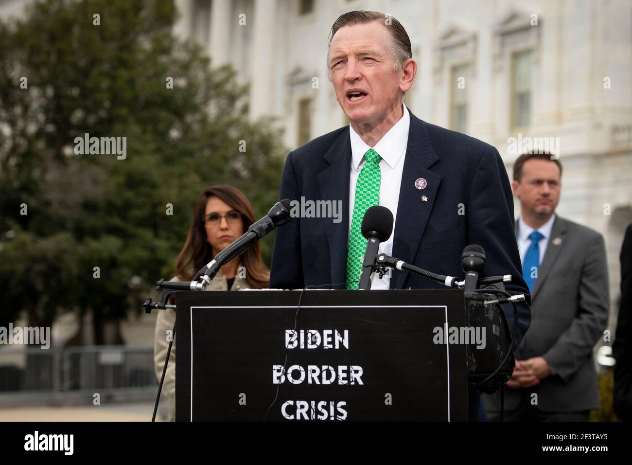 Il Rappresentante degli Stati Uniti Paul A. Gosar (Repubblicano dell'Arizona) ha commentato durante una conferenza stampa della Casa Freedom Caucus sull'immigrazione al confine meridionale, al di fuori del Campidoglio degli Stati Uniti a Washington, DC, mercoledì 17 marzo 2021. Credit: Rod Lamkey/CNP | utilizzo in tutto il mondo Foto Stock