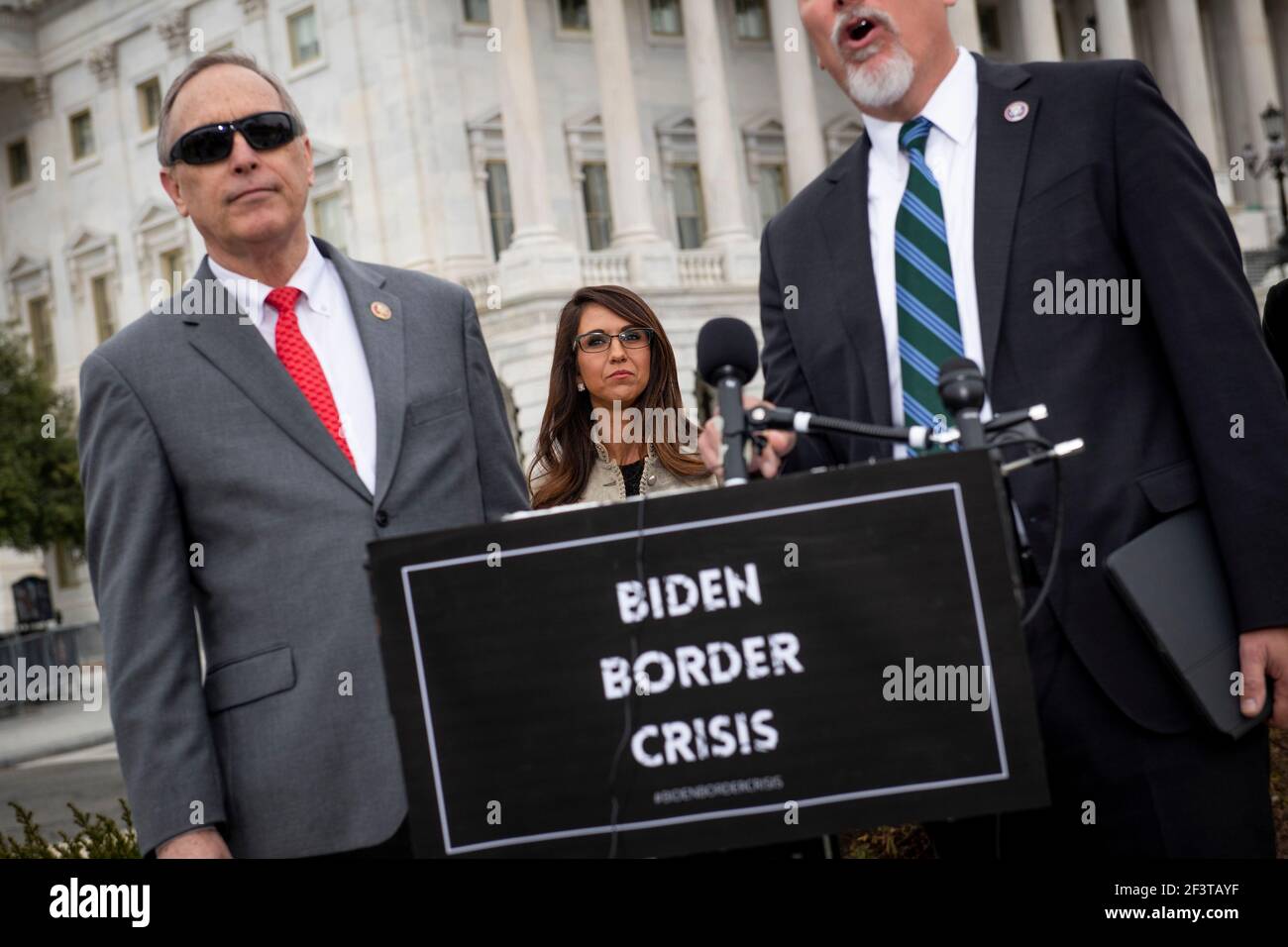 Washington, Stati Uniti d'America. 17 Marzo 2021. Il rappresentante degli Stati Uniti Lauren Boebert (Repubblicano del Colorado), centro, ascolta i relatori durante una conferenza stampa della Casa Freedom Caucus sull'immigrazione al confine meridionale, fuori del Campidoglio degli Stati Uniti a Washington, DC, mercoledì 17 marzo 2021. Credit: Rod Lamkey/CNP | Usage worldwide Credit: dpa/Alamy Live News Foto Stock