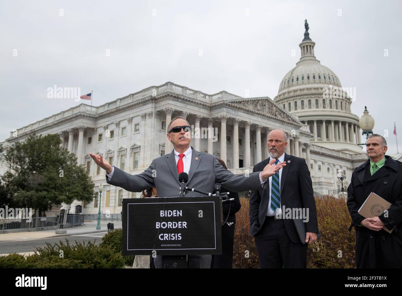 Il Rappresentante degli Stati Uniti Andy Biggs (Repubblicano dell'Arizona) offre osservazioni durante una conferenza stampa della Casa Freedom Caucus sull'immigrazione al confine meridionale, al di fuori del Campidoglio degli Stati Uniti a Washington, DC, mercoledì 17 marzo 2021. Credit: Rod Lamkey/CNP | utilizzo in tutto il mondo Foto Stock