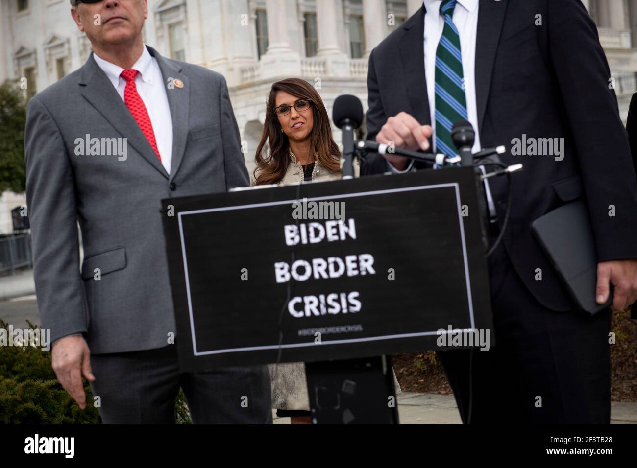 Washington, Stati Uniti d'America. 17 Marzo 2021. Il rappresentante degli Stati Uniti Lauren Boebert (Repubblicano del Colorado), centro, ascolta i relatori durante una conferenza stampa della Casa Freedom Caucus sull'immigrazione al confine meridionale, fuori del Campidoglio degli Stati Uniti a Washington, DC, mercoledì 17 marzo 2021. Credit: Rod Lamkey/CNP | Usage worldwide Credit: dpa/Alamy Live News Foto Stock